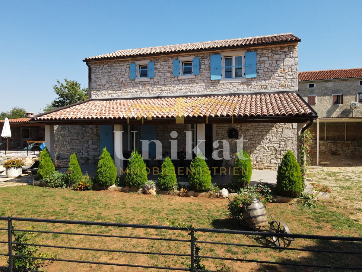 Posest z obnovljeno kamnito hišo, vrtom in bazenom